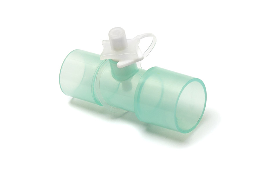 Прямой соединитель 22М-22F с входом для аэрозольной терапии и колпачком